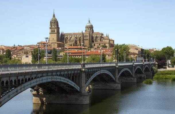 La Catedral de Salamanca vista desde el otro lado del Río Tormes en la región de Castilla y León, en el centro de España.