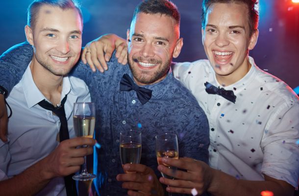 Chicos disfrutando de una fiesta de despedida de soltero