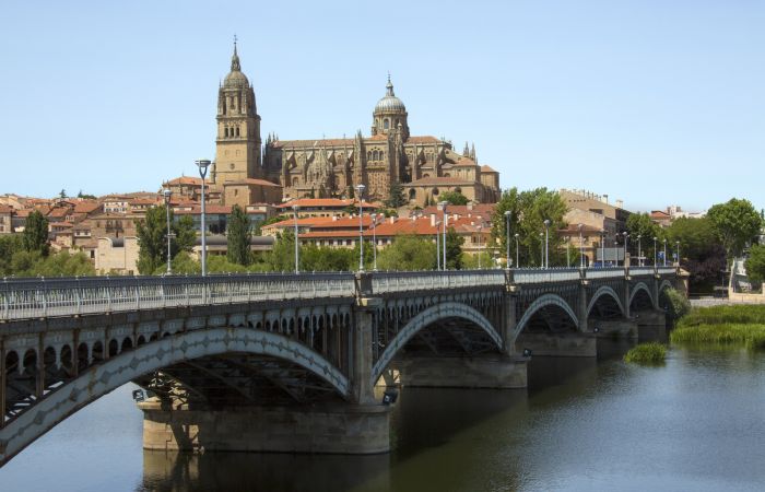 La Catedral de Salamanca vista desde el otro lado del Río Tormes en la región de Castilla y León, en el centro de España.